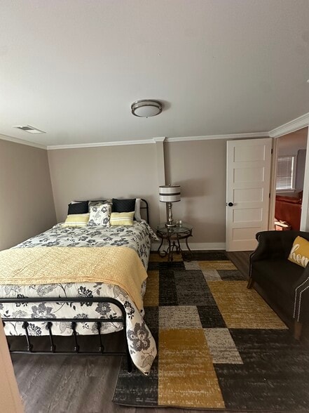 Queen size bed - 464 Holly St NW