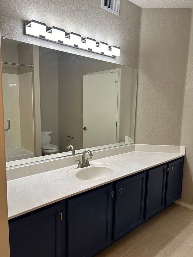 Building Photo - Charming Condo | 2 Bed / 2 Bath | Garage |...