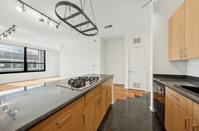 Building Photo - Modern Unit in Prime Location