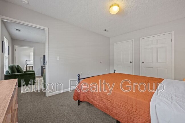 Building Photo - 74 Fantasy Ln