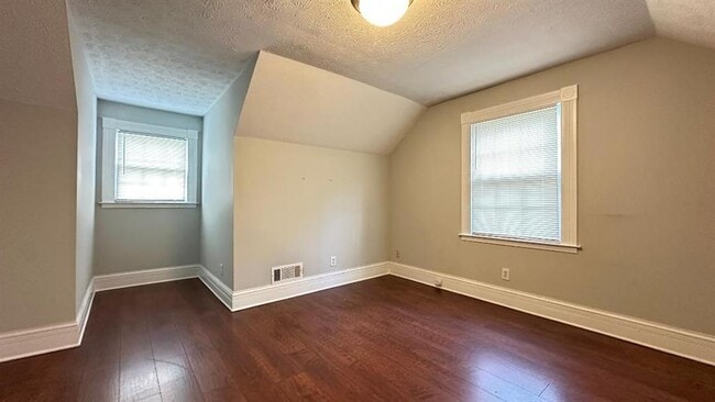 Building Photo - 1626 Isham Dr