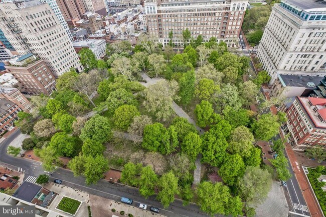 Building Photo - 604 S Washington Square
