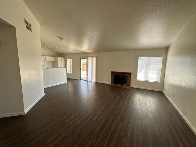 Building Photo - 3 BEDROOM ADELANTO HOME