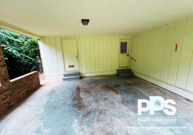 Building Photo - 6999 Knollwood Dr