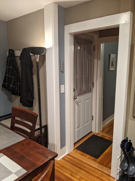 Side entry - 18 Elm St