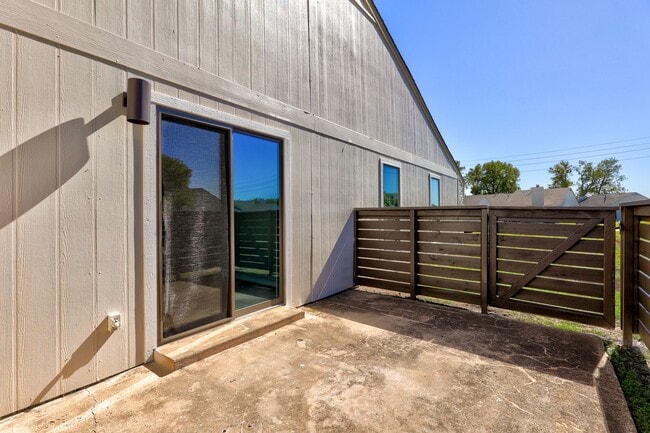 Building Photo - Home Like Living at Apartment Prices