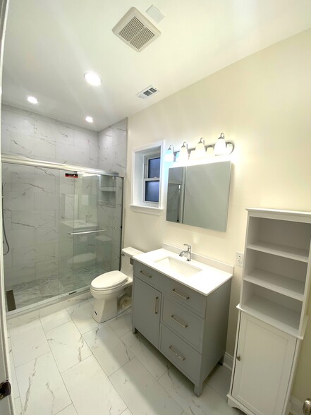 Bathroom - 3310 W Beach Ave