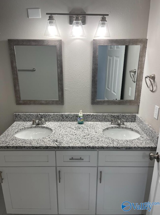 Building Photo - 13584 Garden Way