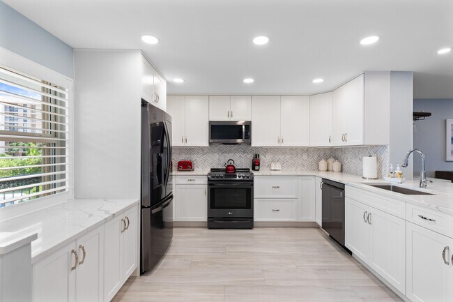 Building Photo - 2871 N Ocean Blvd