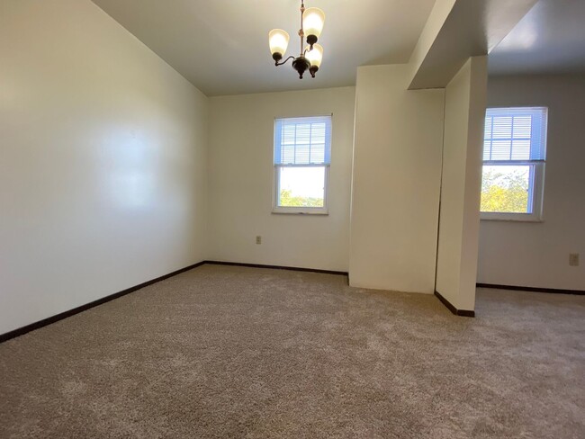 Building Photo - North Hills 2 BR Apartment! Perfect Locati...