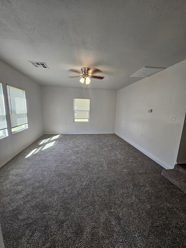 Building Photo - Cute little 2 bedroom with a big yard!