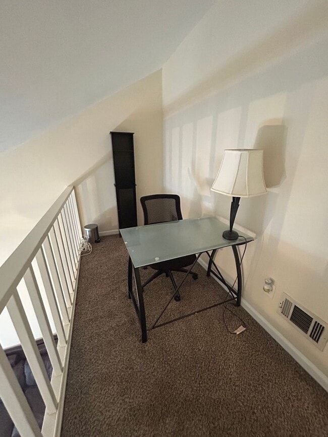 Building Photo - 3 Bed / 2.5 Bath – Steps from Doak Campbell Stadium – Only $1,800!