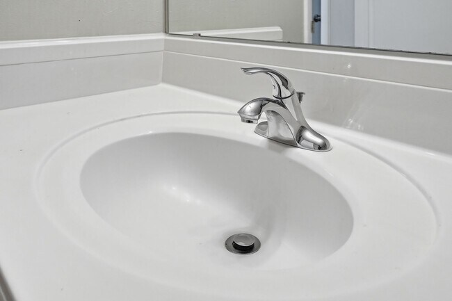 Building Photo - Charming 2 Bedroom with community pool!