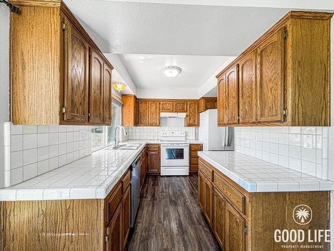 Building Photo - Stunning 3BD/2.5BA Townhouse in El Cajon W/ Central A/C, W/D, 2 Balconies, & Community Pool/Spa!