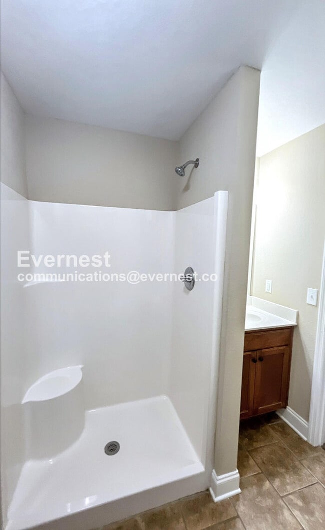 Building Photo - 3 Bed, 2 Bath Townhome with Off-Street Par...