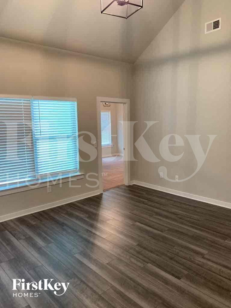 Building Photo - 305 Avalon Wy