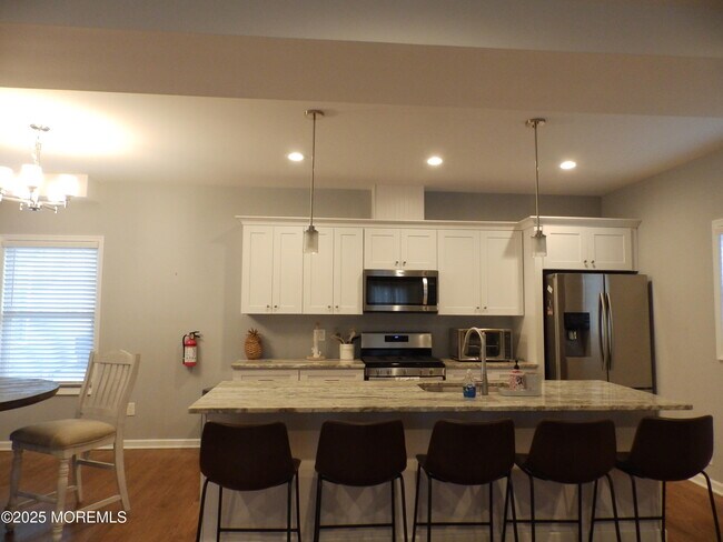 Building Photo - 159 W Bay Way