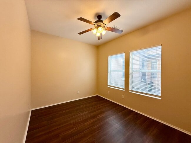 Building Photo - Amazing townhome in Quailwood