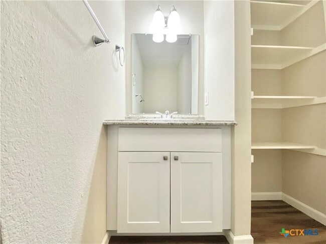 Building Photo - 2110 Blue Meadow Dr