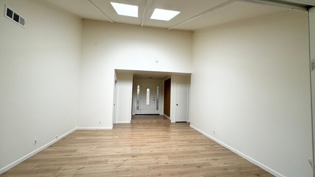 Building Photo - Spacious Home overlooking Daimond Bar hills