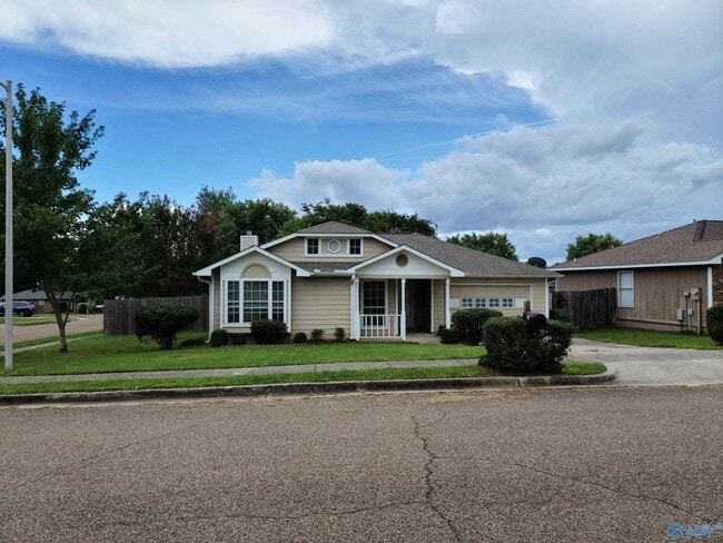 Building Photo - 201 Swallowtail Ln