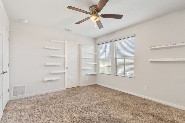 Building Photo - 4 Bedroom/2.5 Bath Paloma Subdivision