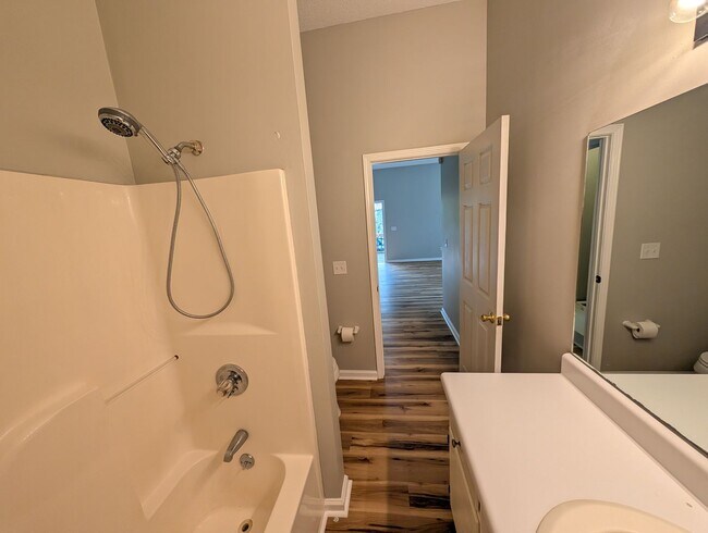 Building Photo - Remodeled! Walkable! 2 bedroom/1 bath