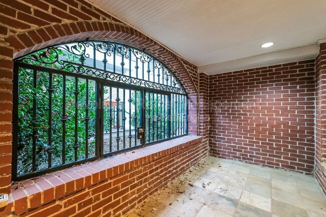 Building Photo - 869 Briarcliff Rd NE