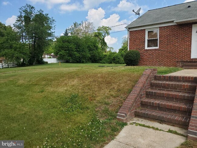 Building Photo - 326 Wellham Ave