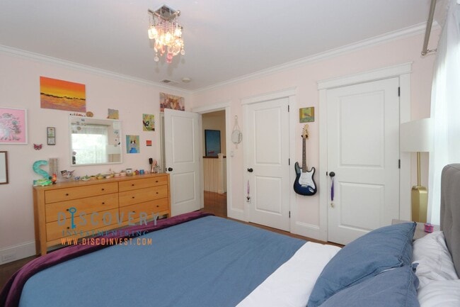 Building Photo - Sophisticated Piedmont Colonial with Enclosed Yard