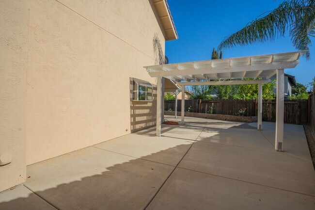 Building Photo - BEAUTIFUL 4 BEDROOM HOME WITH SWIMMING POOL!