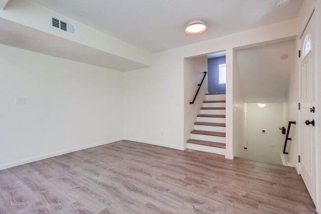 Building Photo - Downtown Vista Townhome, Available Now!