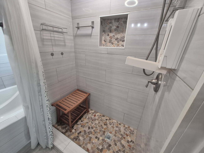 Building Photo - 3 bed/2 bath in Kirby