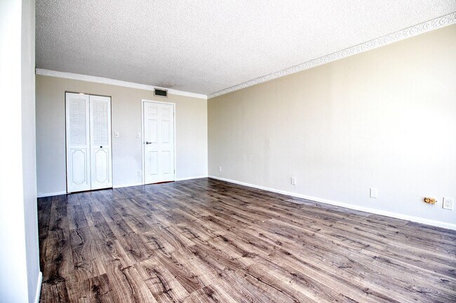 Building Photo - 800 Parkview Dr
