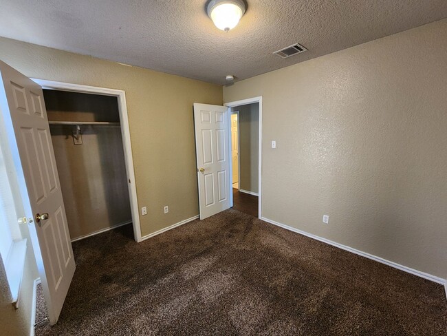 Building Photo - Roomy 3 Bedroom Duplex In S. Fort Worth