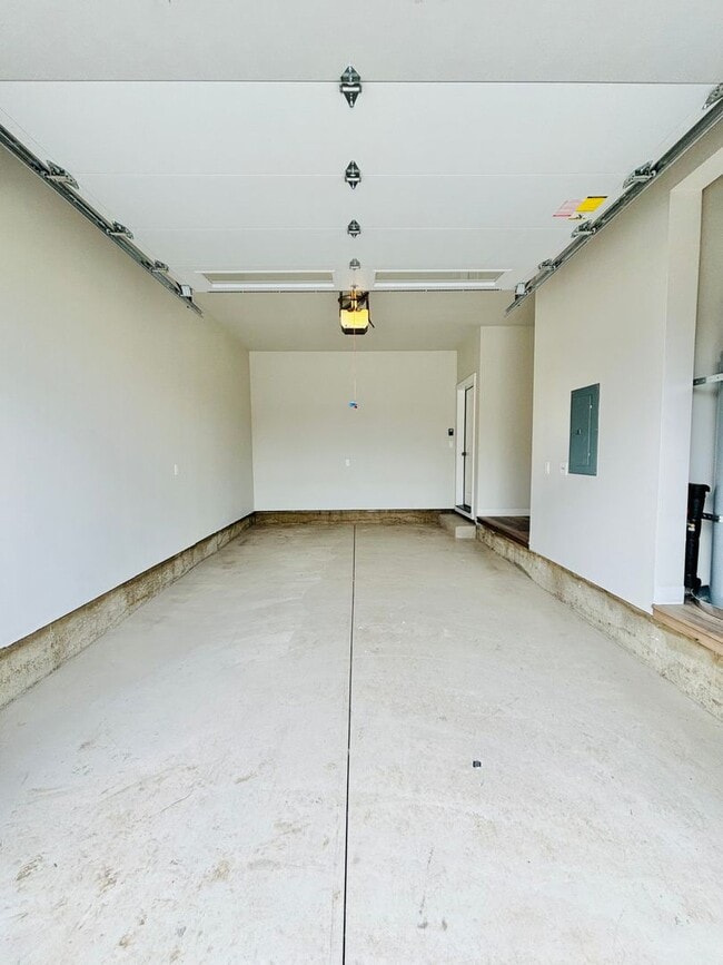 Building Photo - 2434 Leonard Ln