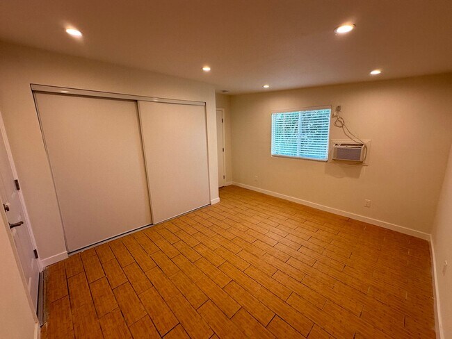 Building Photo - 7000 Glade Ave