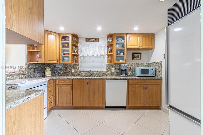 Building Photo - 121 Golden Isles Dr