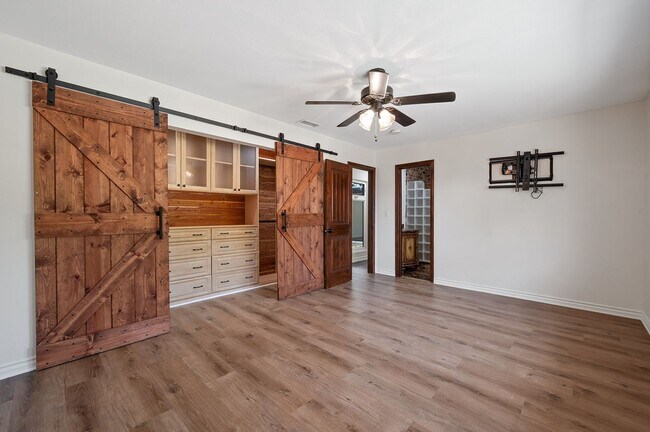 Building Photo - **724 E Cypress Ave Glendora** 4 bedroom 2 bath !!2 weeks free OAC!!