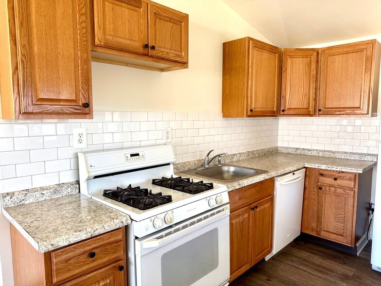 Building Photo - 633 Windsor Ave