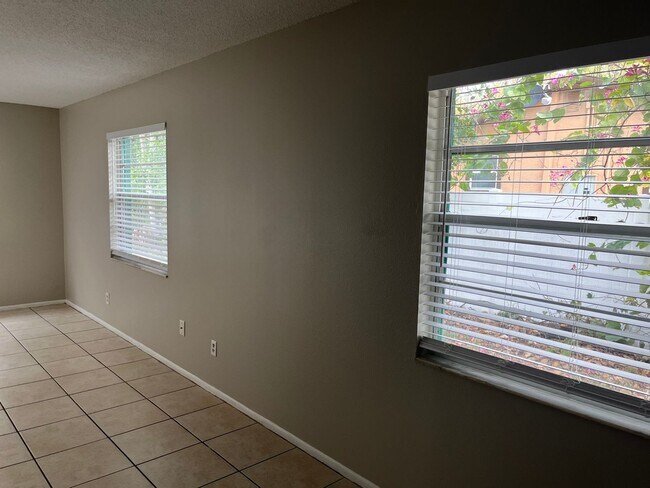 Building Photo - quaint 2 bedroom home