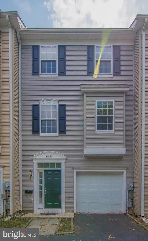 Primary Photo - 107 Burck St
