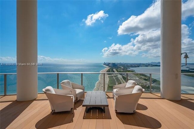 Building Photo - 15701 Collins Ave