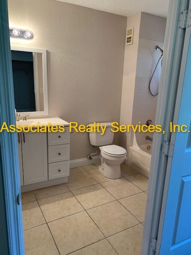 Building Photo - 3 bedroom home in Windsor Park!  Move in early August!