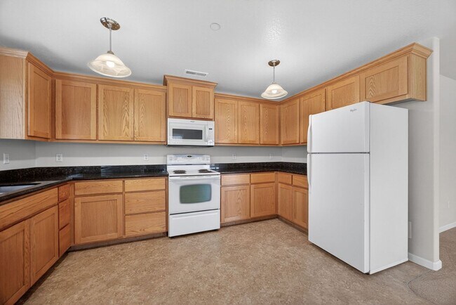 Building Photo - Spacious 2 Bedroom, 2 bath 2nd Floor Apartment