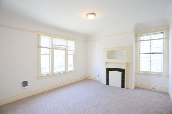 Building Photo - Full Flat with Carpet Floors, Ornamental F...