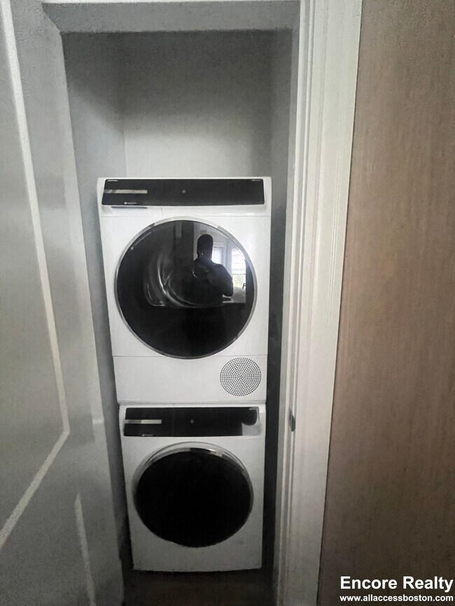 Building Photo - 225 Newbury St