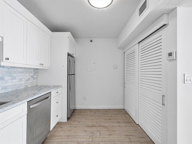 Building Photo - 9341 Collins Ave