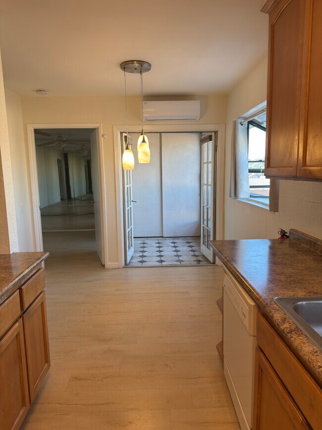 Building Photo - 3142 Midway Dr