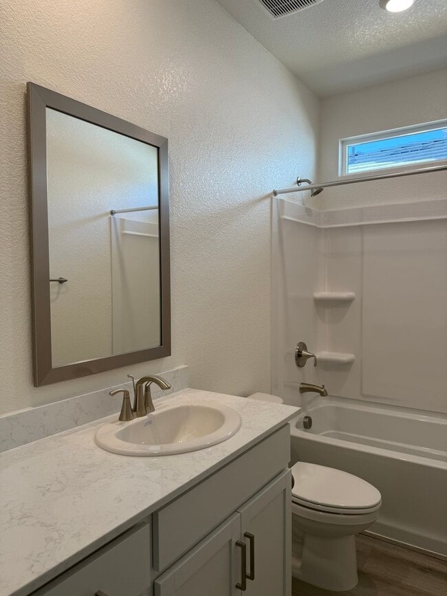 Building Photo - Beautiful 4 bed 2 bath located in West Ros...